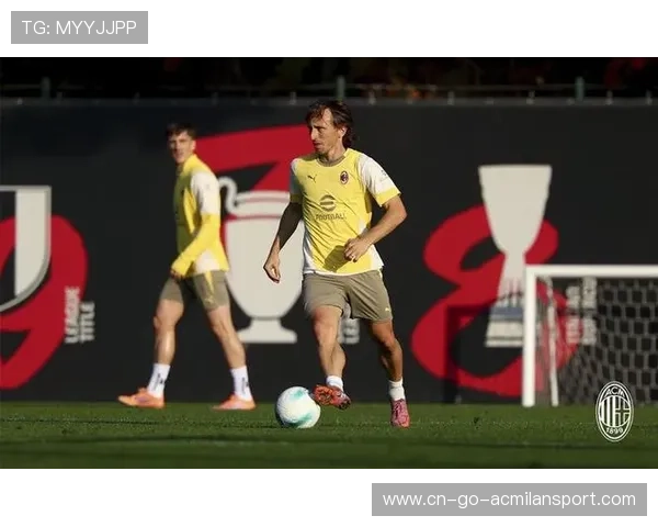 AC米兰球员在训练中练习传球后的第一时间回防动作
